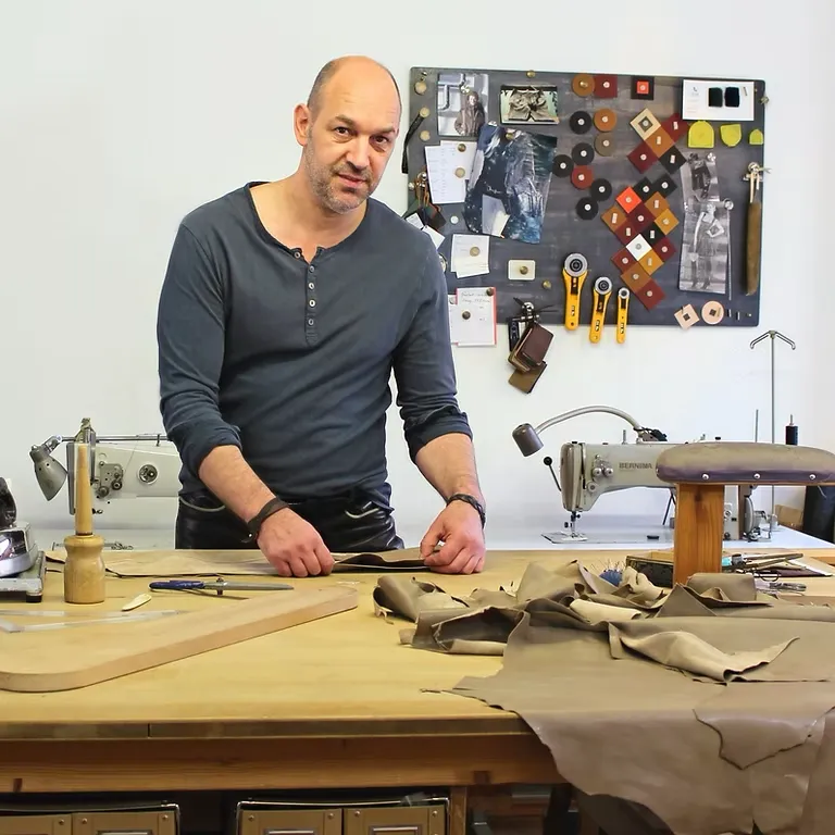 Gerhard Kuhnhäuser in seinem Atelier