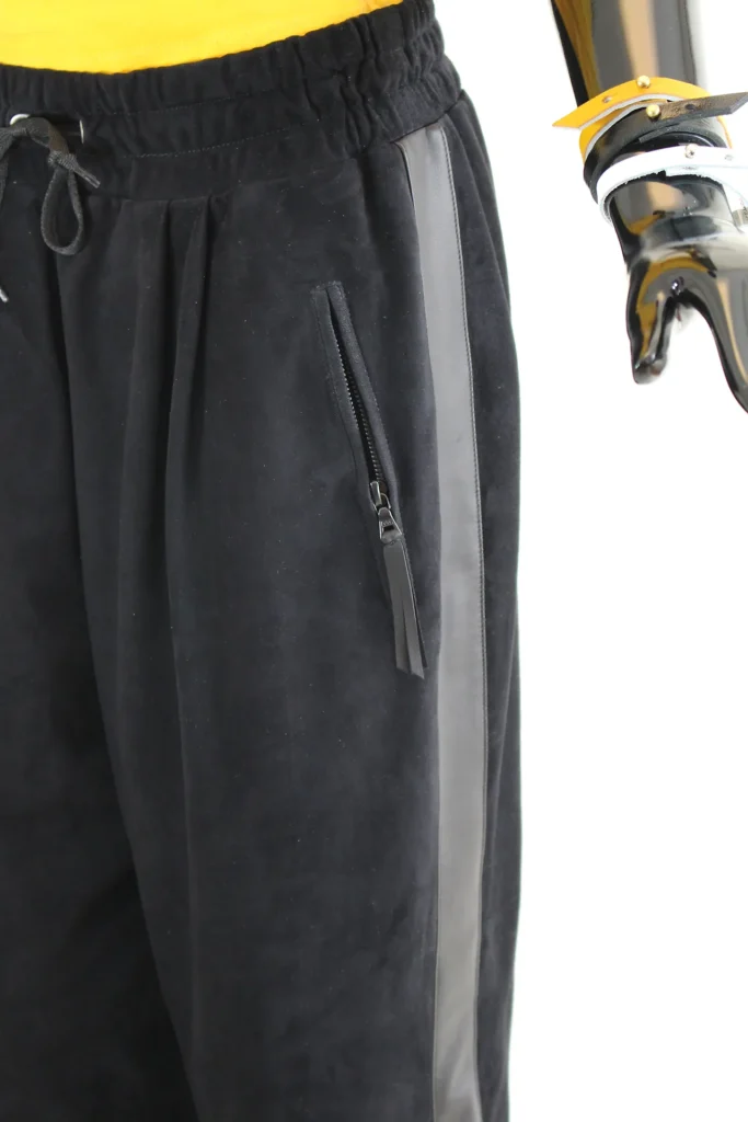 Lederhose aus Ziegenvelours mitTunnelzug und Taschen mit Reißverschluß