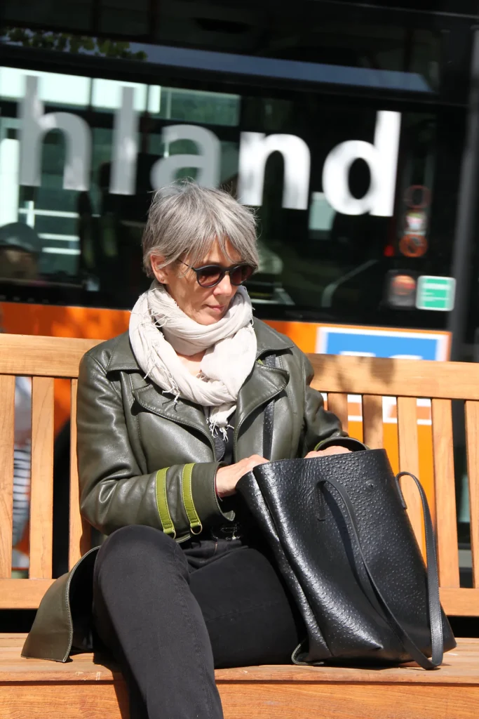 Lederjacke Hüftlang aus Lammnappa mit Gehschlitz hinten und hellgrünen Streifen.