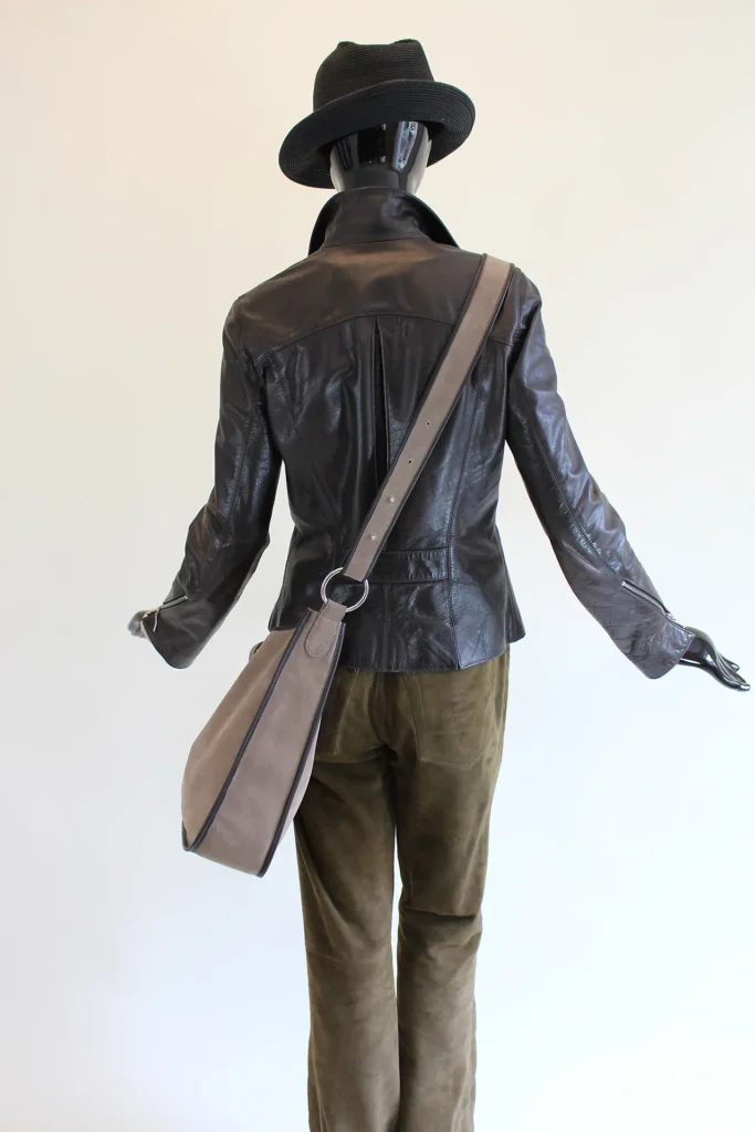 Lederjacke aus Rossnappa, Lederhose aus Ziegenvlours, Umhängetasche