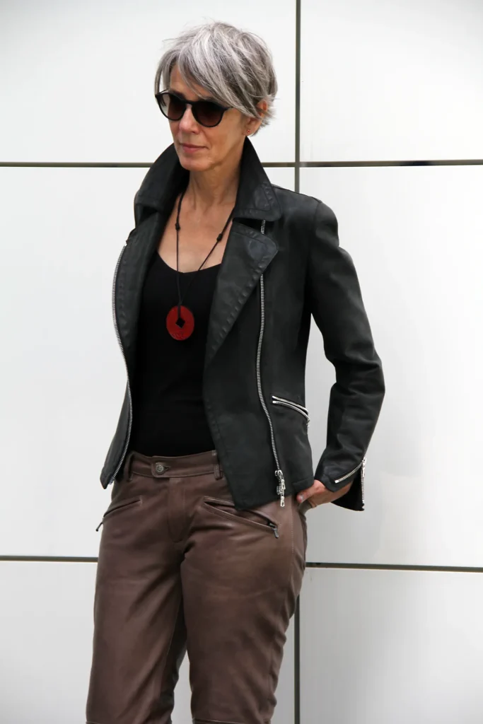 Lederjacke im Bikerstyle aus Kalbsnubuk. Lederhose aus Kalbsleder.