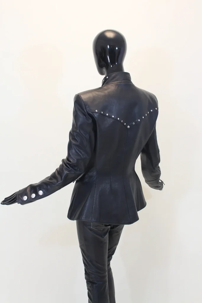 Lederjacke mit Schößchen und Nieten