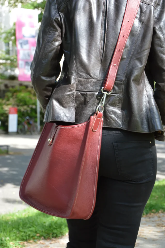 Umhängetasche aus Rindleder.