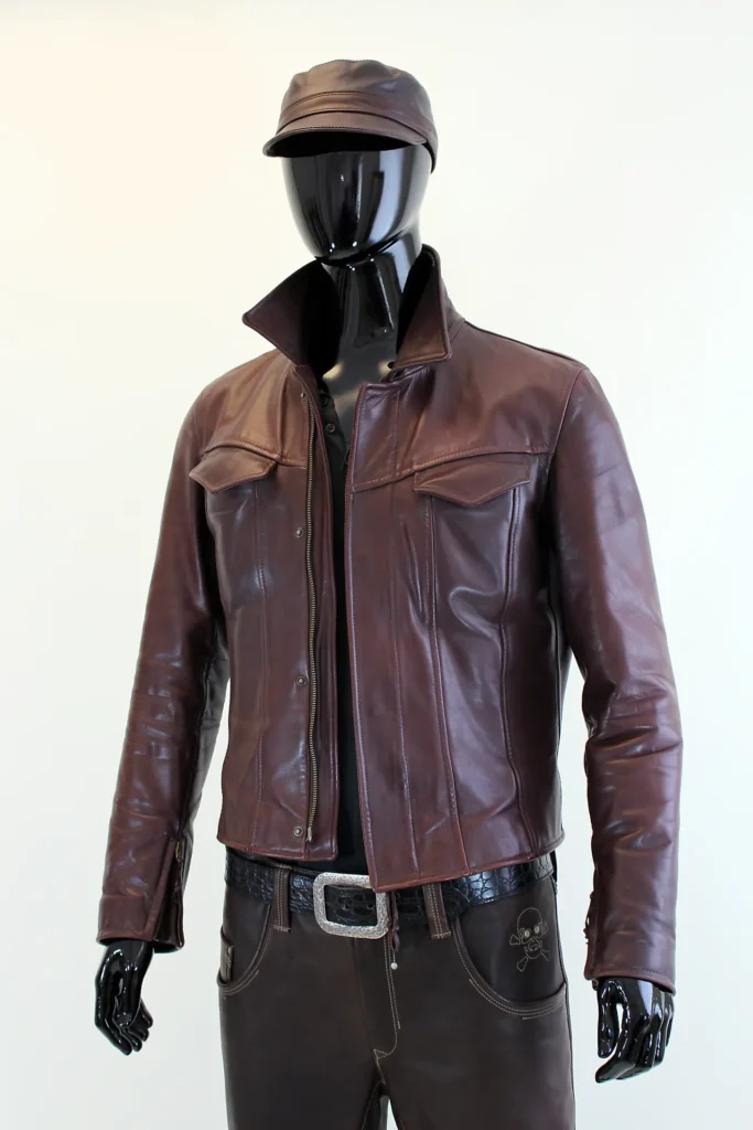 Kalbslederjacke in bordeaux mit Reißverschlüßen.