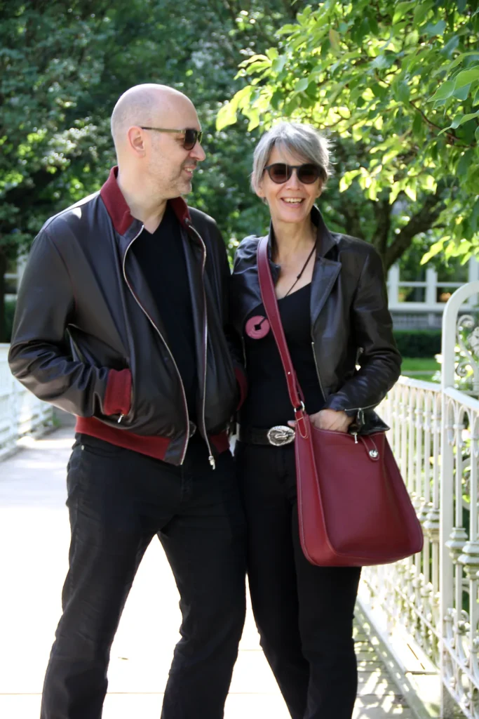 Maßgeschneiderte Lederkleidung, Lederjacke Lammnappa mit rotem Strickelementen, Damenblazer Rossnappa mit roter Umhängetasche